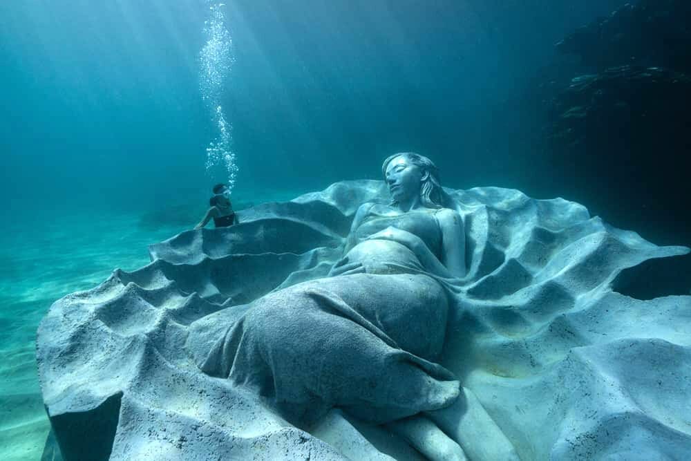 “Ocean Gaia”: escultura subaquática une arte e conservação marinha no Japão